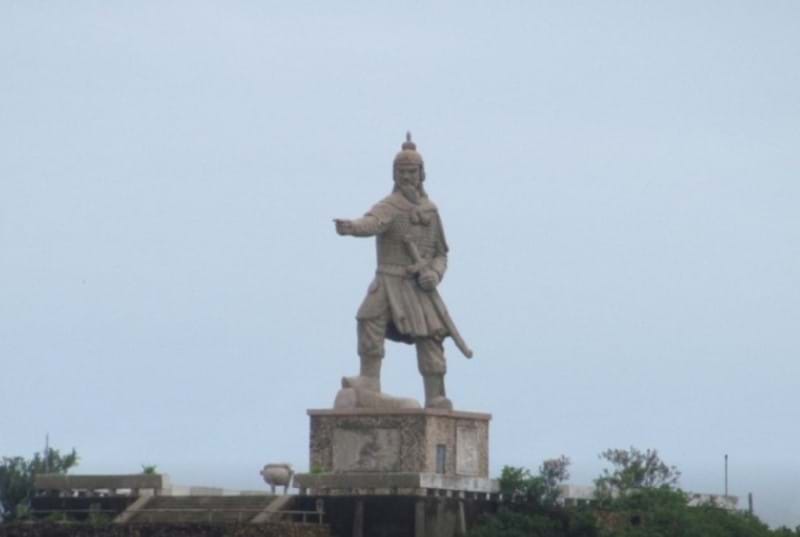 Dời lư hương trước tượng đài Trần Hưng Đạo: cần sửa ngay một quyết định vội vã 